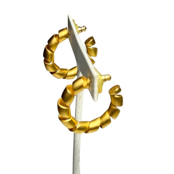 Gold Tone Chunky Spiral Hoop Earrings Lightweight Modern Fashion Jewelry - Picture 4 of 8